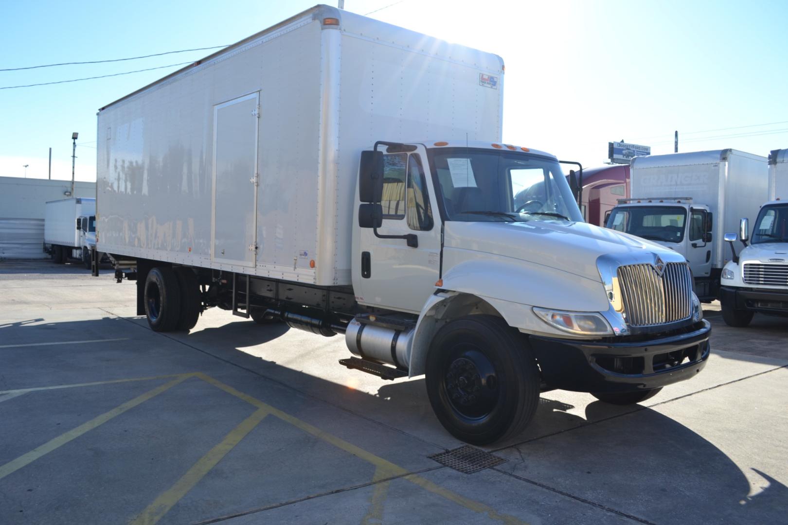 2016 WHITE /BLACK INTERNATIONAL 4300 with an CUMMINS ISB 6.7L 220HP engine, ALLISON 2100HS AUTOMATIC transmission, located at 9172 North Fwy, Houston, TX, 77037, (713) 910-6868, 29.887470, -95.411903 - 25,999LB GVWR NON CDL, 26FT BOX, 13'6FT CLEARANCE, HEIGHT 103" X WIDTH 102", AIR RIDE , DUAL 40 GALLON FUEL TANKS, CRUISE CONTROL, COLD A/C , - Photo#2